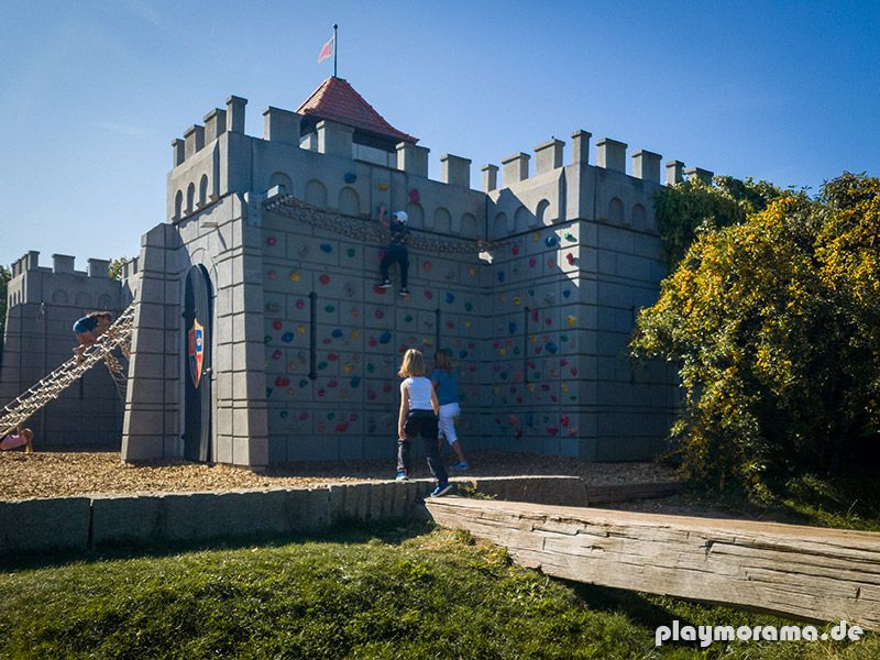 An der Burgmauer der großen Playmobil Ritterburg ist eine tolle Kletterwand.