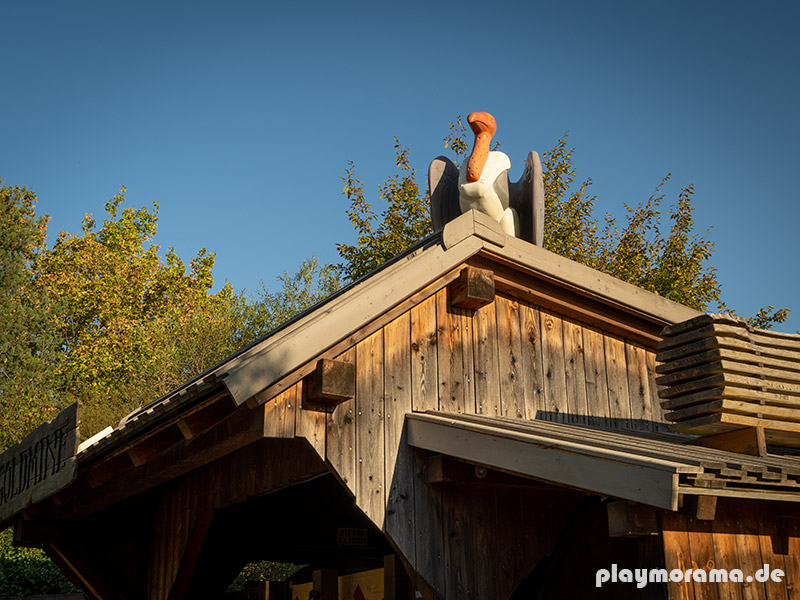 Playmobil Geier warten auf dem Dach der Goldmiene auf Beute.