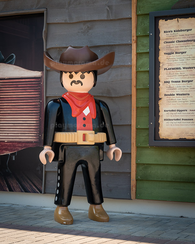 Playmobil-Cowboy vor dem Western-Saloon in Playmobil Western City