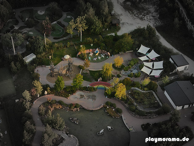 Zauberhaftes Feenland im Playmobil Funpark. Drohnen-Foto von oben.