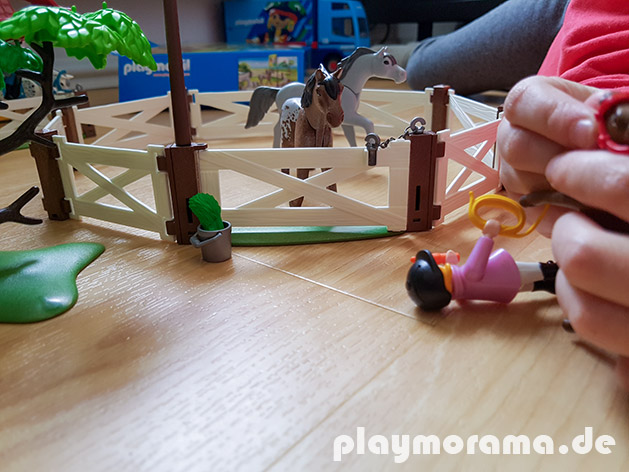 Ein Kind spielt mit Playmobil. Eltern beeinflussen womit die Kinder spielen.