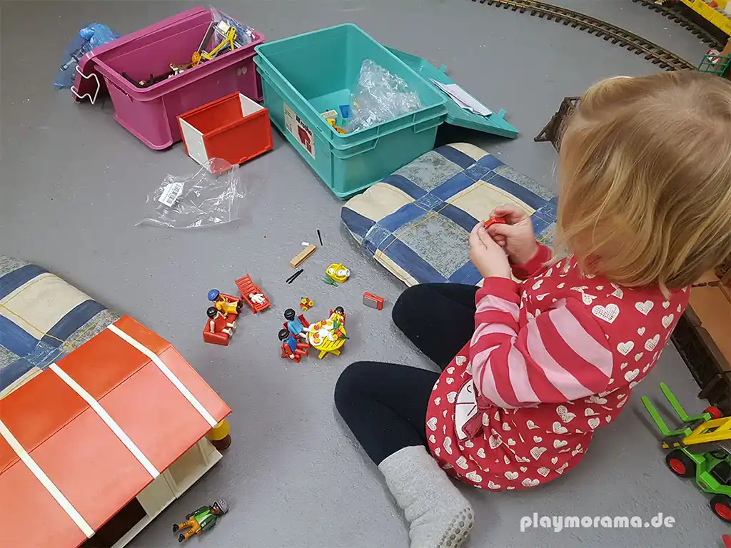 Das Spielen mit Playmobil kann die Entwicklung der Feinmotorik fördern.