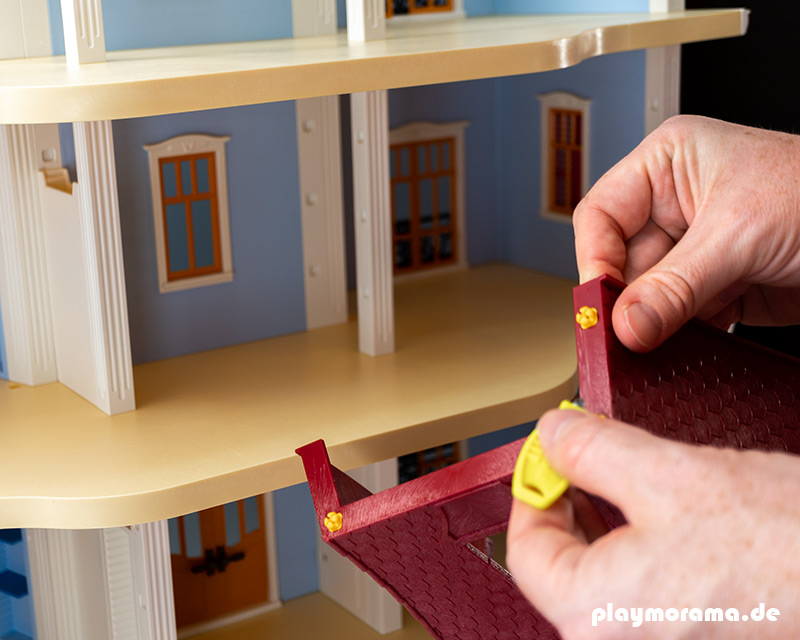 Hier baue ich das Dach für das Playmobil Puppenhaus zusammen.
