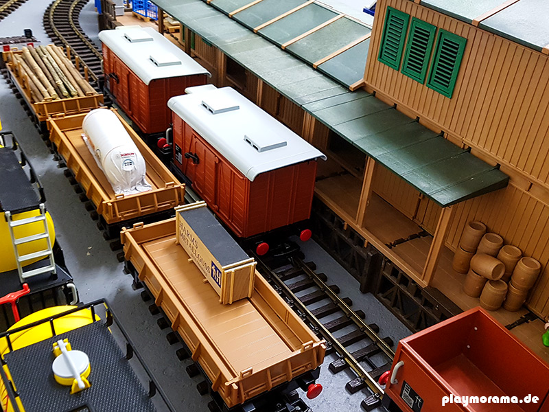 gedeckte playmobil Güterwaggons an der Laderampe der Güterabfertigung