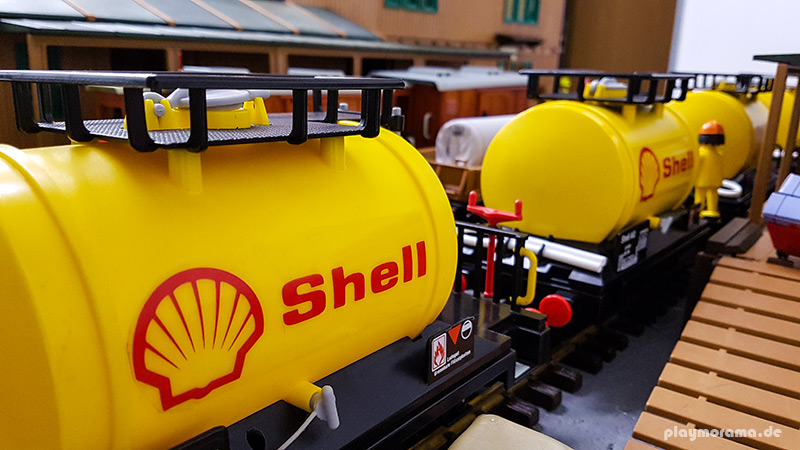 Playmobil Shell Kesselwagen vor unseer großen Güterabfertigung