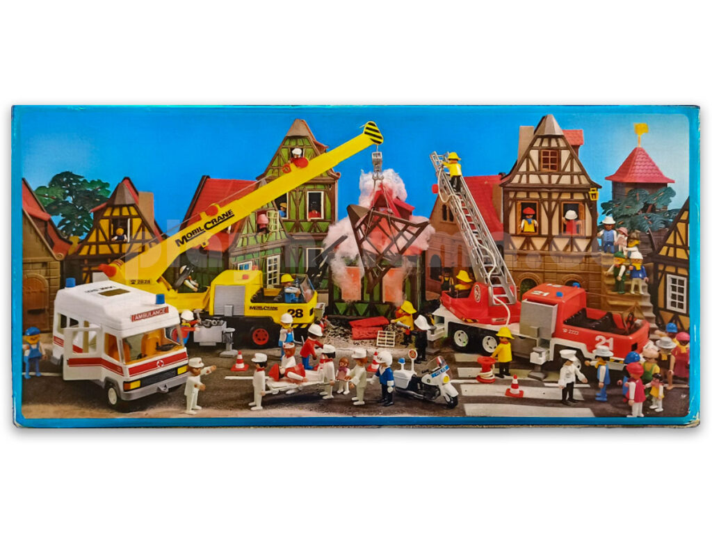 Auf der Rückseite des Kartons ist das Playmobil Feuerwehr-Leiterfahrzeug 3781 abgebildet. Es steht vor einem brennenden Haus und die Playmobil Figuren sind dabei, den Brand zu löschen. Im Hintergrund ist eine Stadt zu sehen, die durch den Brand in Gefahr ist.