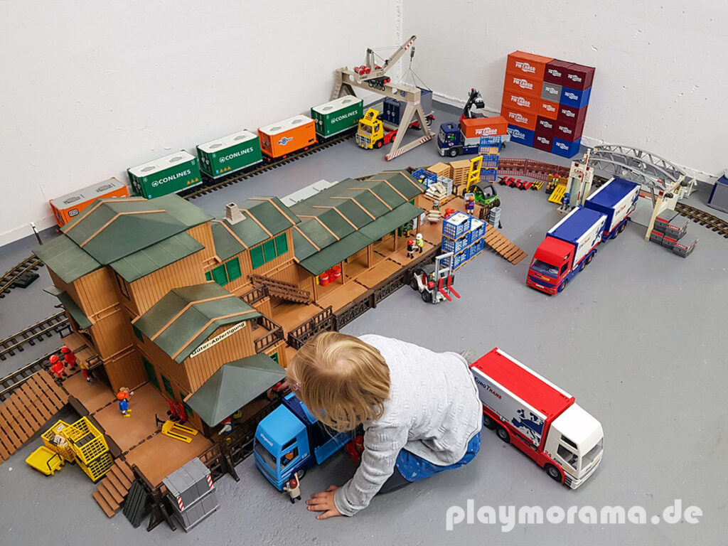 Eigenbau einer großen Playmobil Güterabfertigung..