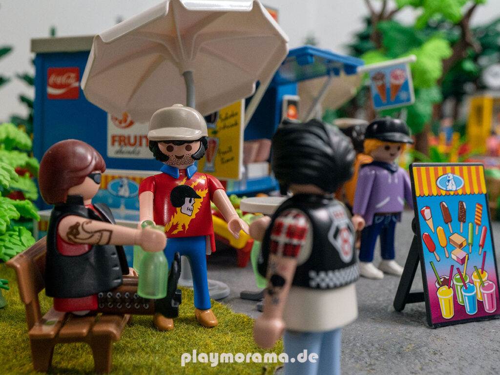 Drei Freunde genießen ihr Feierabend-Bier am Playmobil Kiosk