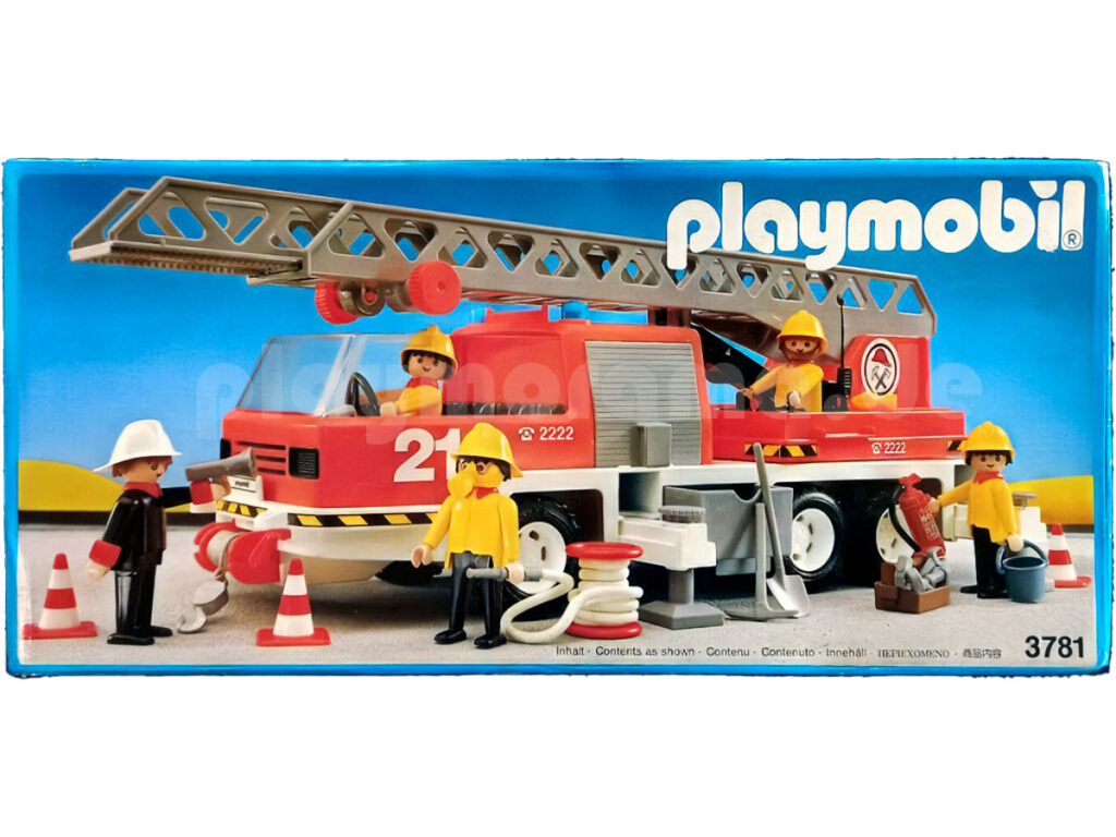 Auf der Vorderseite des Kartons ist das Playmobil Feuerwehr-Leiterfahrzeug 3781 abgebildet..