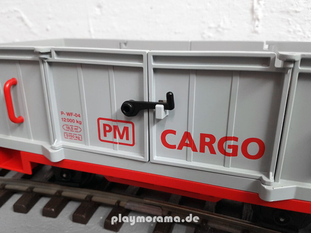 Im Vergleich zu den beiden Vorgängermodellen sind die seitlichen Türen beim Playmobil Güterwaggon 5264 breiter.