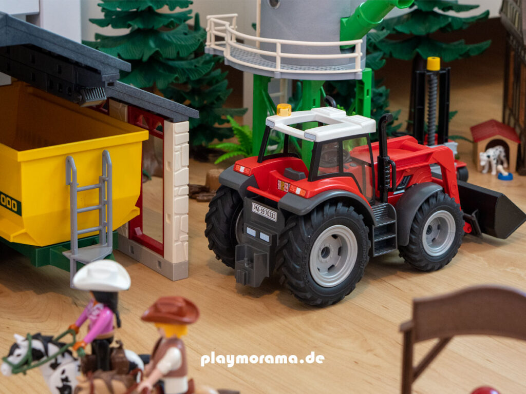PLAYMOBIL 70131 - Großer Traktor mit Anhänger steht auf dem Playmobil Bauernhof
