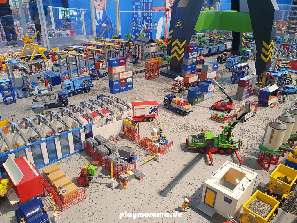 Ein großer Containerhafen aus Playmobil