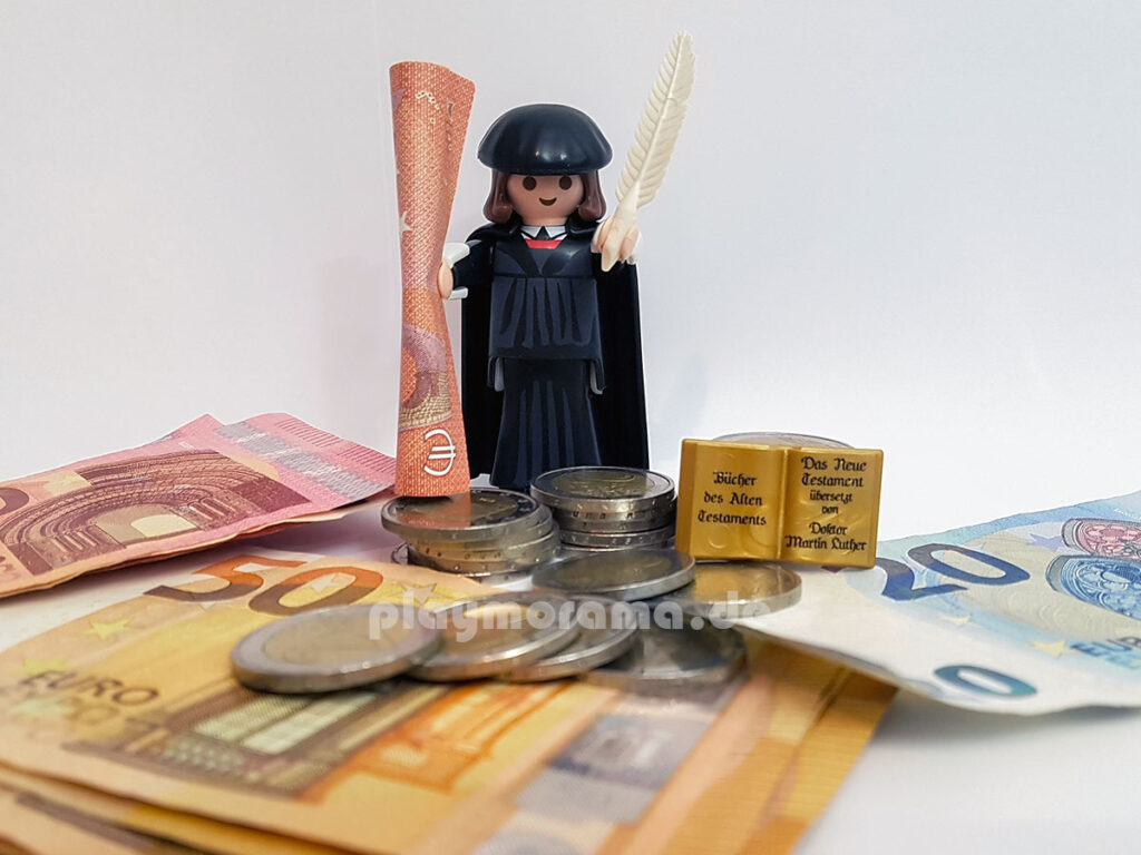 Der erste Playmobil Millionär - Die Playmobil Figure von Martin Luther wurde als erste über eine Million Mal verkauft. Figur hält Geldscheine in der Hand