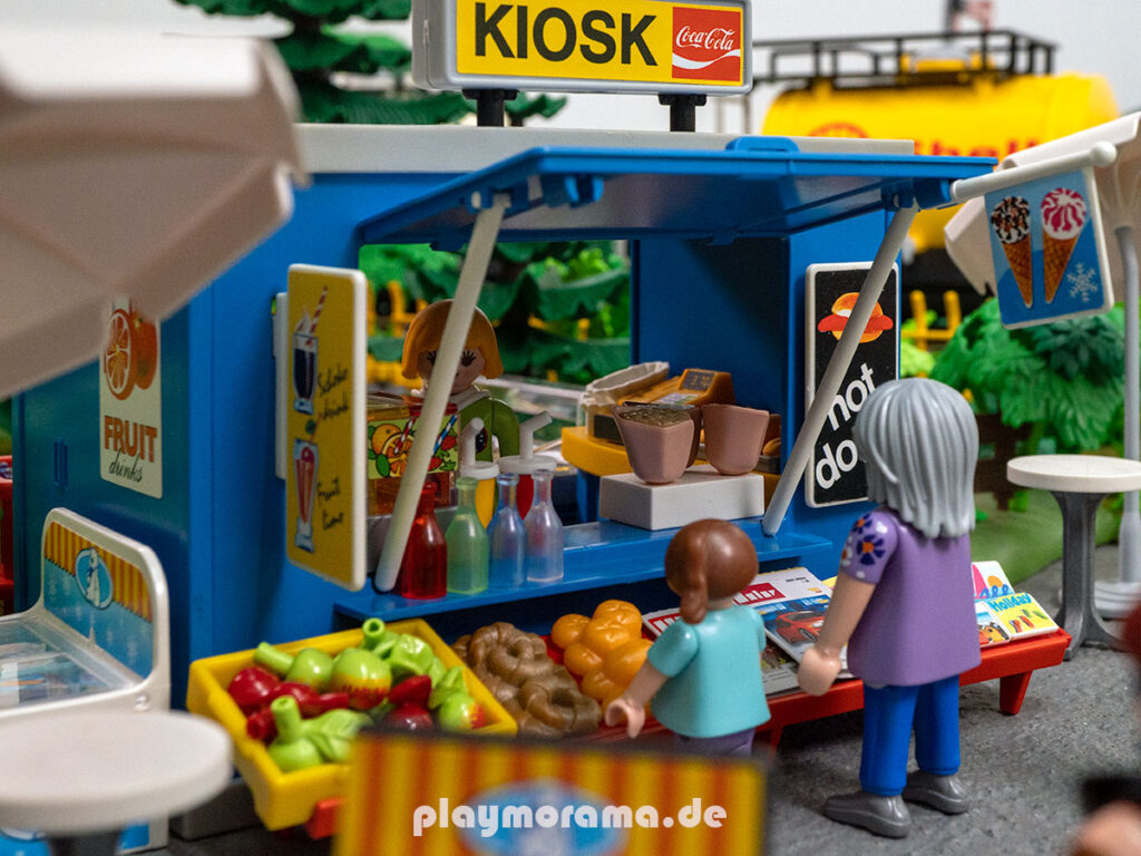 Ein gut sortierter Kiosk im Playmobil Eisenbahn Diorama