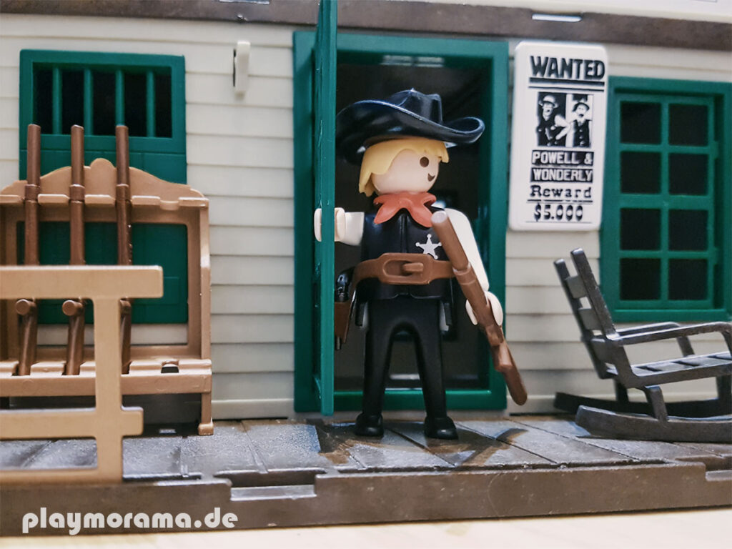 Ein Playmobil-Sheriff steht vor seinem Büro - 3423-B.
