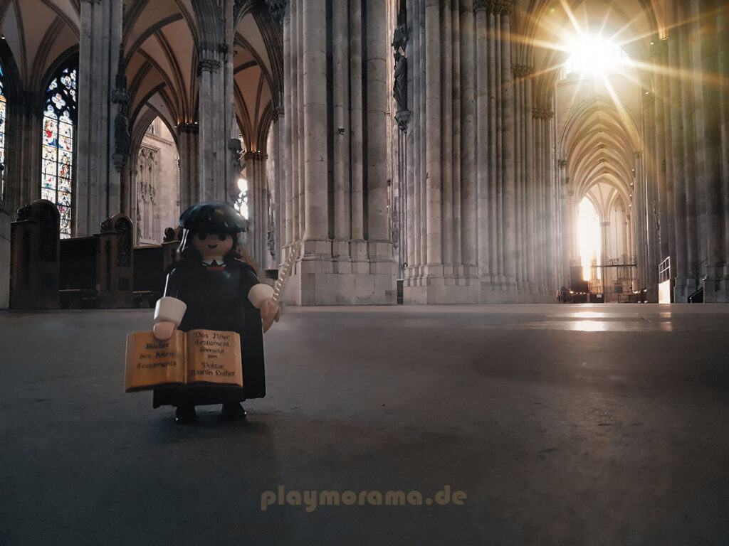 Playmobil-Figur von Martin Luther im Kölner Dom