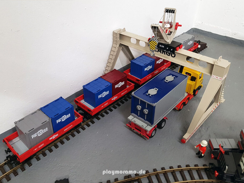 rote Flachwagen mit Container aus Playmobil-Set 5258-A