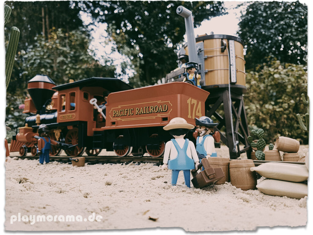 Western Dampflok Steaming Mary 4054 vor dem Western Wasserturm 3766