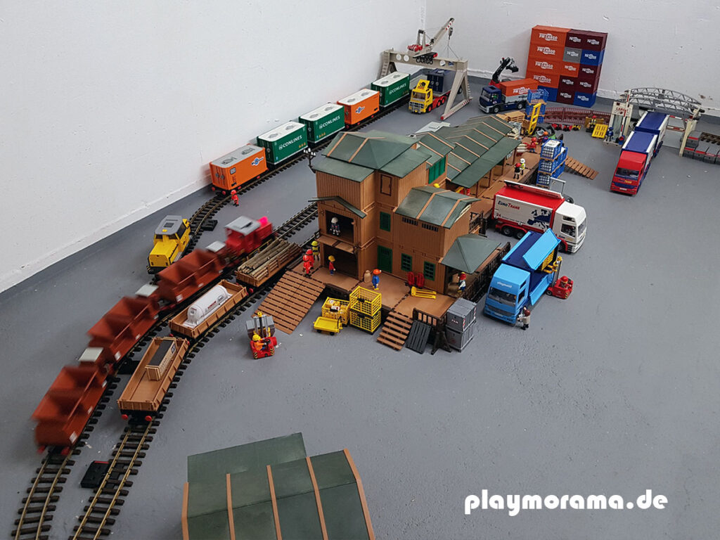 Containerzug an der Playmobil Güterabfertigung