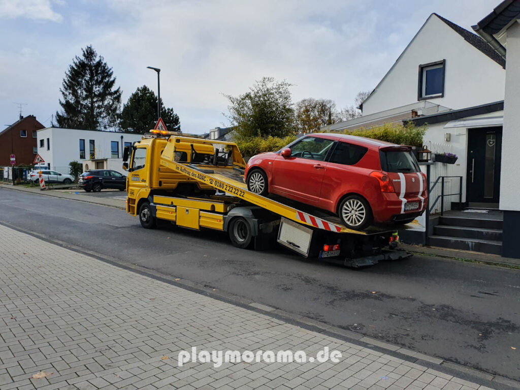 gelber ADAC Abschleppwagen in Hürth hat ein Auto aufgeladen