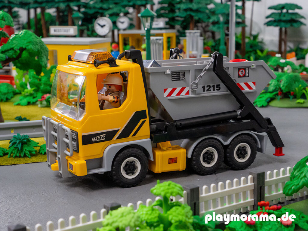 Ein gelber Playmobil LKW mit Schuttcontainer