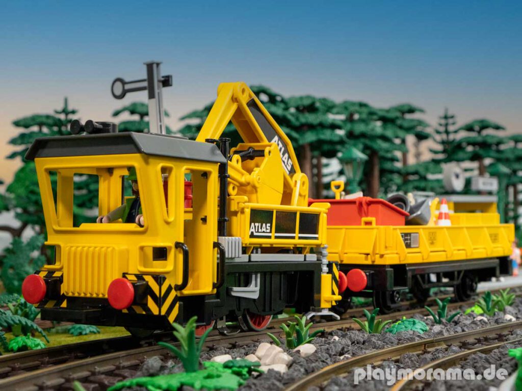 -Das Bild zeigt den Playmobil Arbeitszug in der neueren Version auf der Schiene