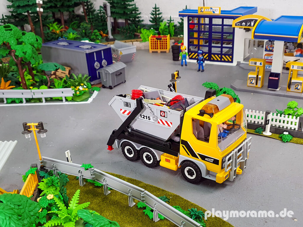 Der Schrott von der Playmobil-Werkstatt wird abtransportiert