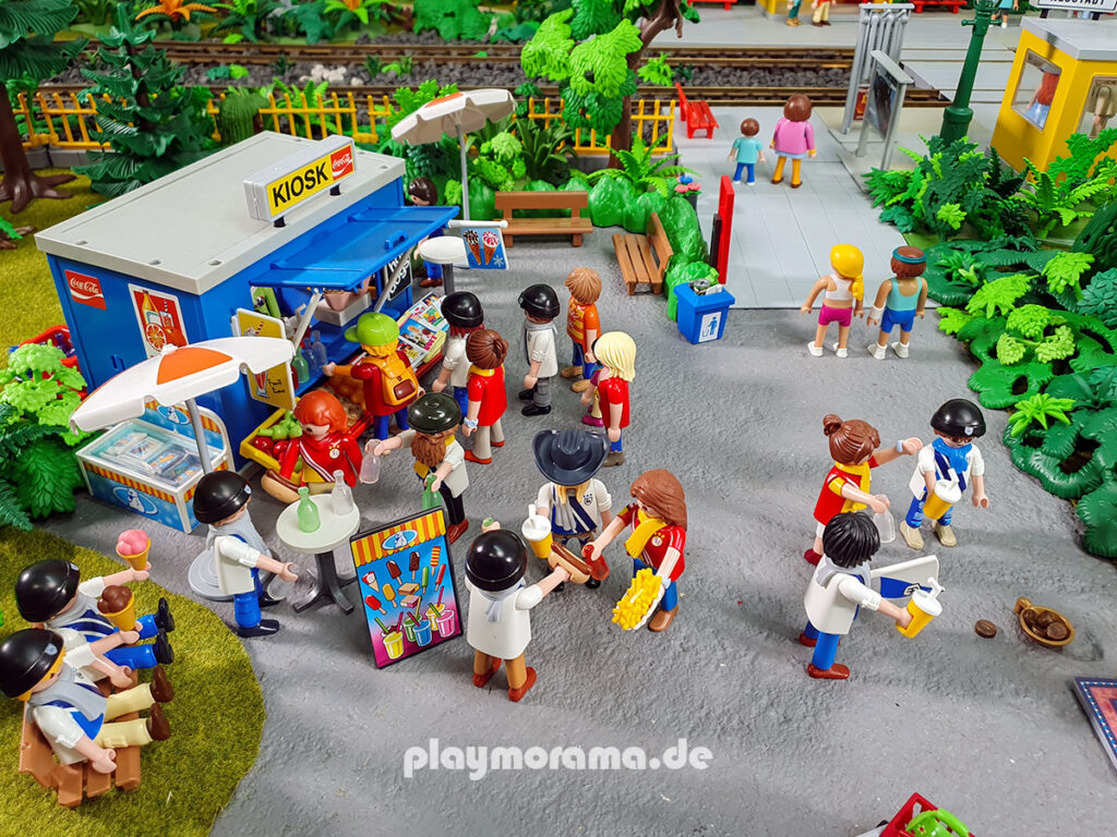 Kiosk oft ein wichtiger Treffpunkt für die Gemeinschaft. Hier der blaue Playmobil Kiosk in unserem Diorama.