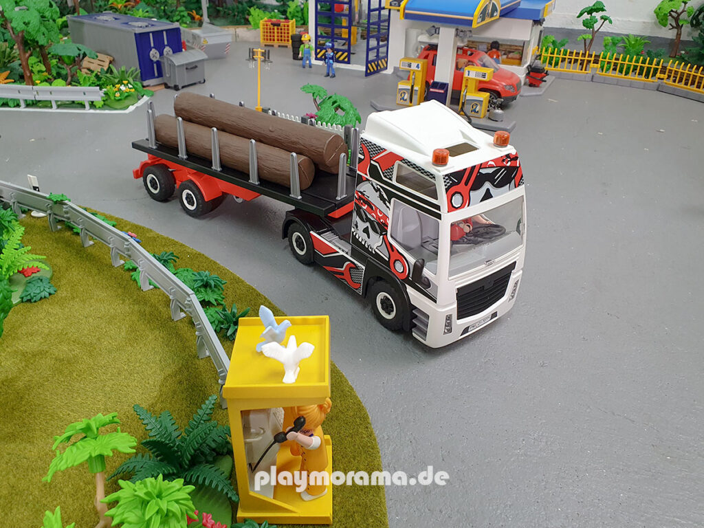 Playmobil-Holztransporter im Diorama