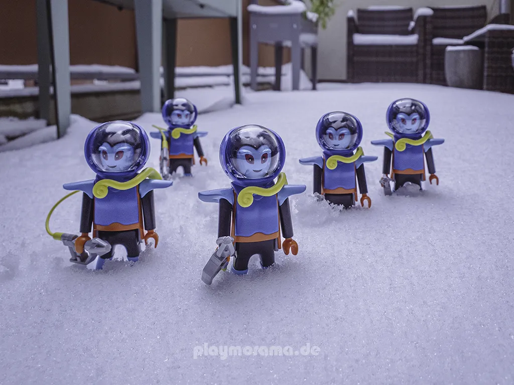 5 Playmobil-Aliens im Schnee. Sie sind gekommen und Freundschaft zu schließen.