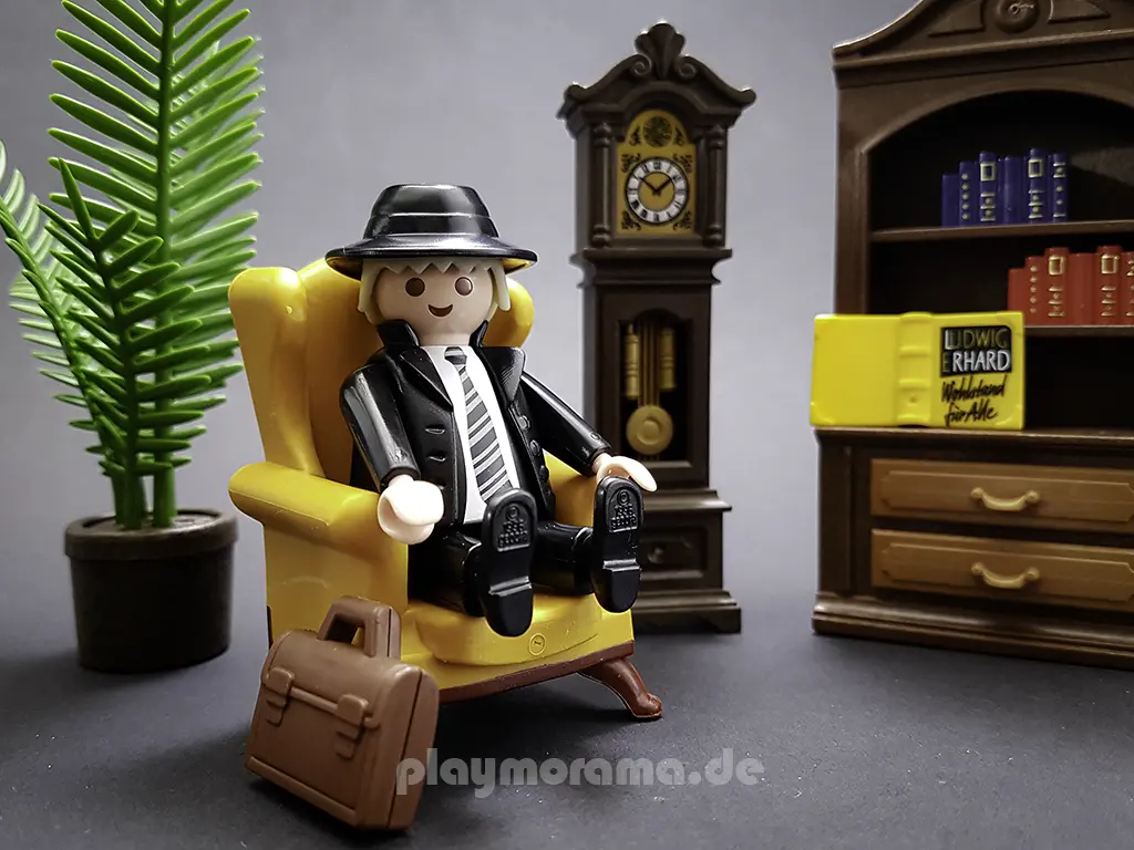 Playmobil Ludwig Erhard sitzt in seinem Sessel in seinem Büro