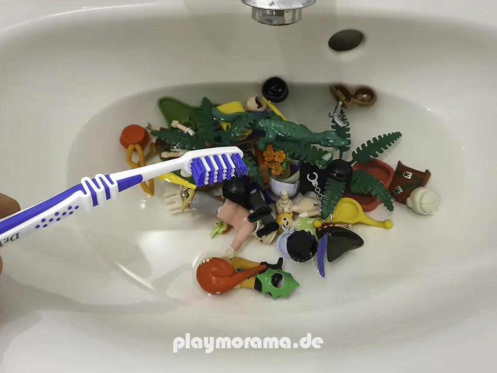 Playmobil mit der Zahnbürste reinigen. Damit lässt sich hartnäckiger Schmutz entfernen.