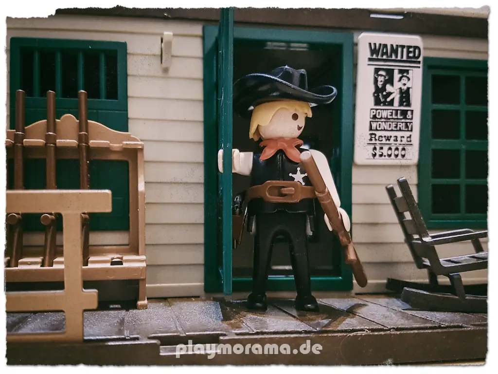 Playmobil Sheriff mit Gewehr vor dem Sheriff’s Office – 3423-B