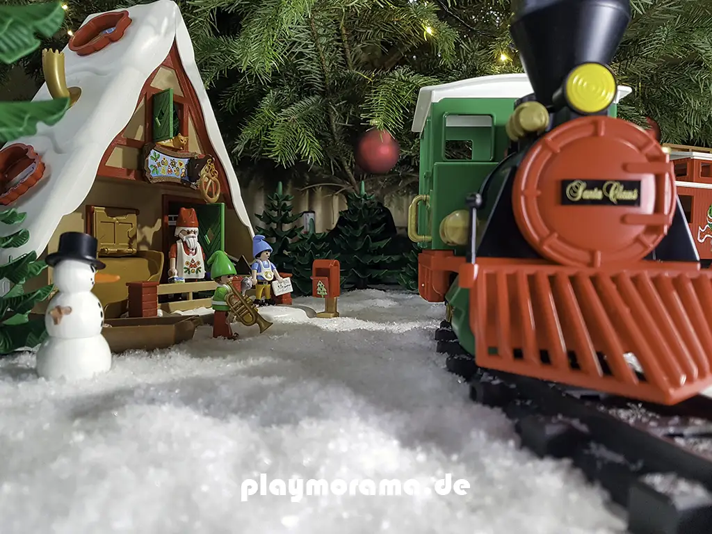Playmobil Weihnachtszug unter dem Tannenbaum