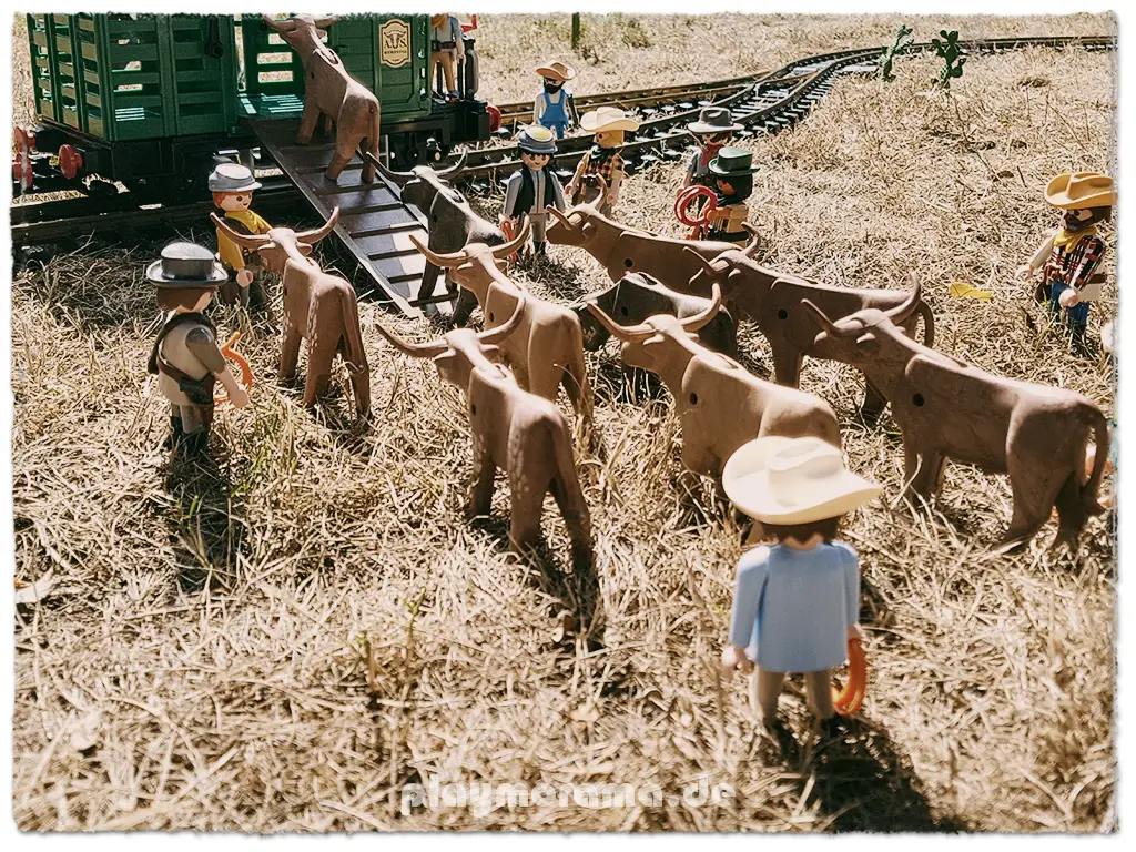 Man Sieht Playmobil Cowboys, die Rinder in Eisenbahn Waggons verladen.