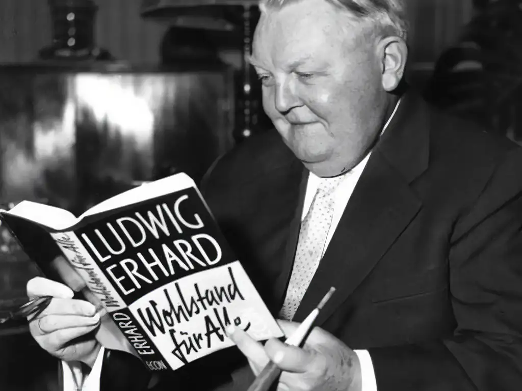 Ludwig Erhard mit Zigarre und seinem Buch "Wohlstand für Alle"