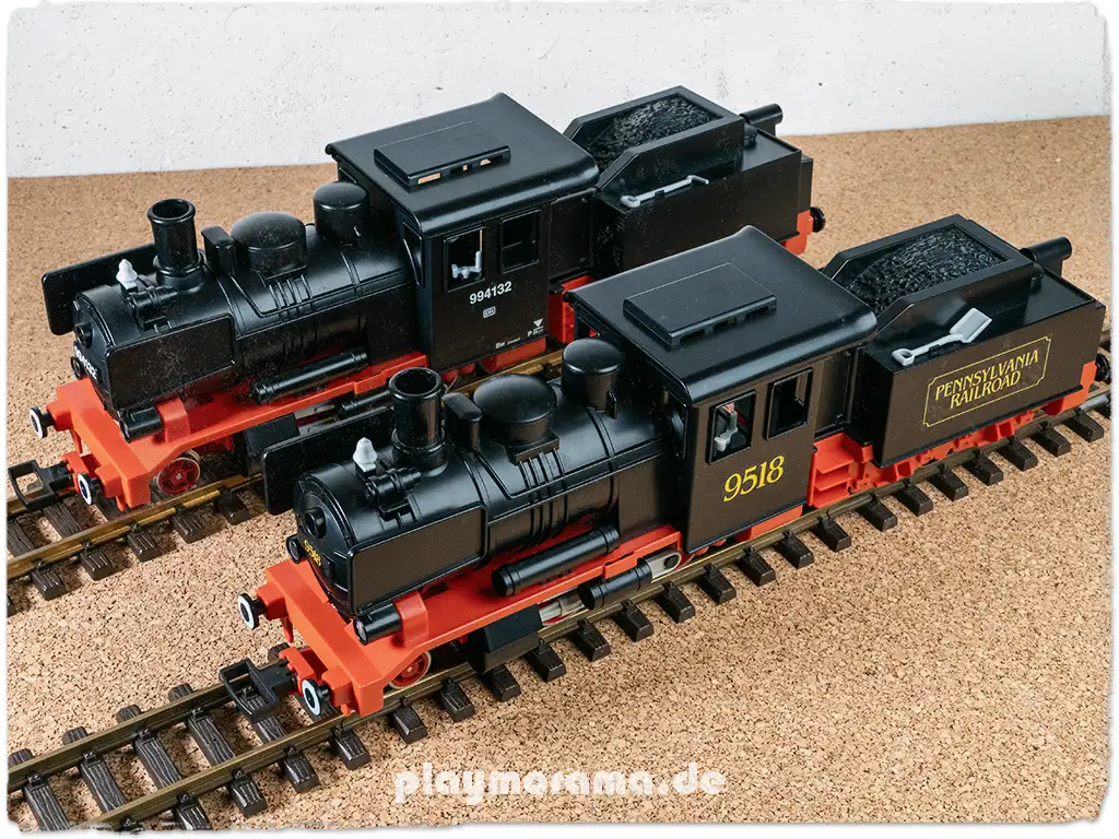 Das Bild zeigt die deutsche und die amerikanische Version der Playmobil Schlepptenderlok.