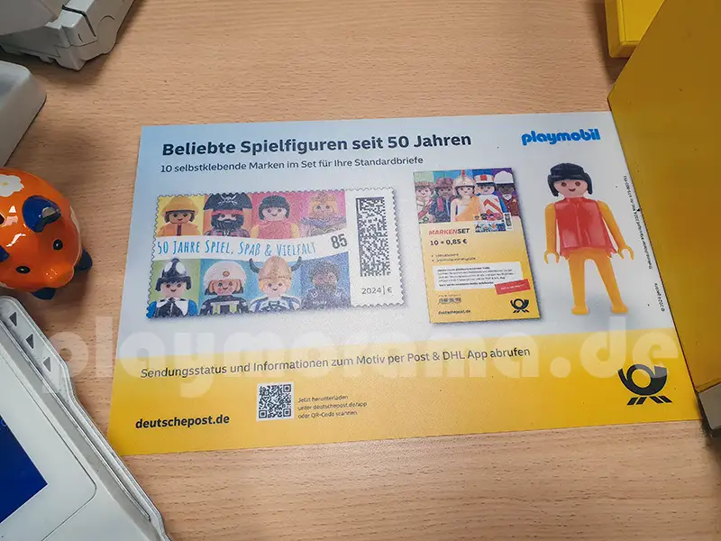 Werbung für Playmobil-Briefmarken am Postschalter