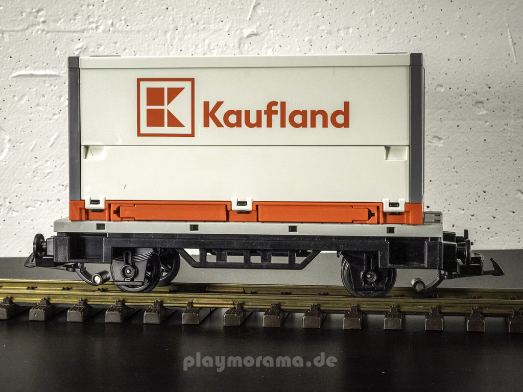 Kaufland-Wechselpritsche aus dem PLAYMOBIL Container-LKW 71385 auf einem Flachwagen der Playmobil Eisenbahn als Güterwagen für den Containertransport.