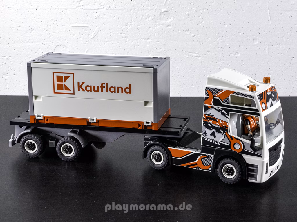 PLAYMOBIL Kaufland-Wechselbrücke auf einem schwarzen Sattelanhänger mit bedruckter Zugmaschine im Totenkopf-Design.