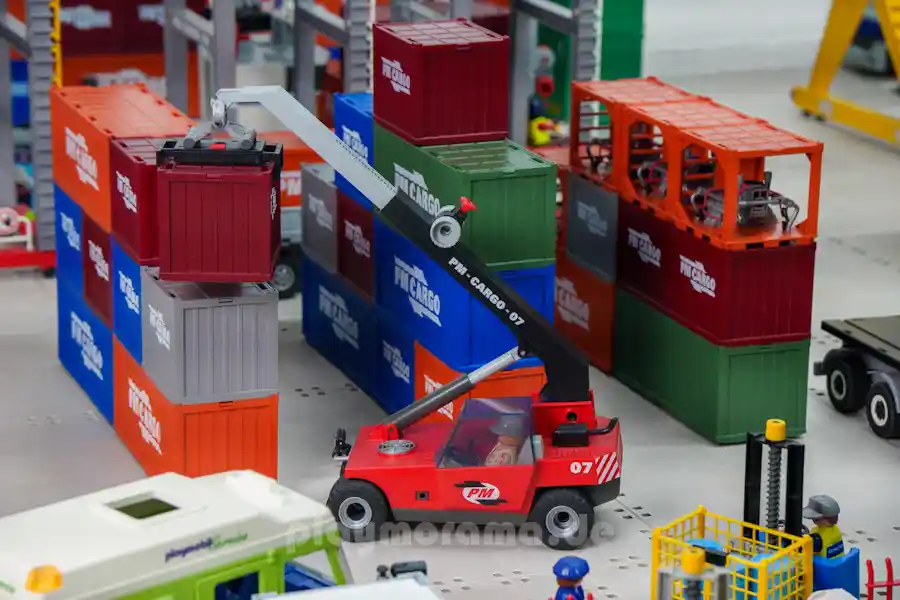 PLAYMOBIL-Containerstapler 5256 beim Anheben eines dunkelroten Containers