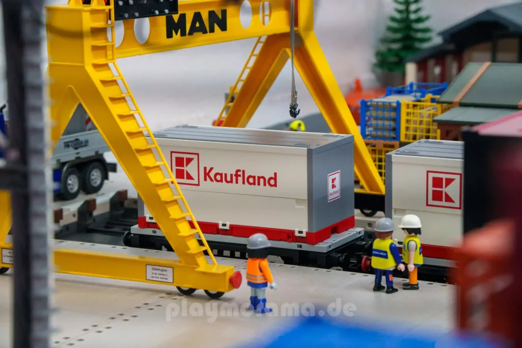 Die beiden Kaufland-Wechselbrücken stehen zur Verladung bereit.