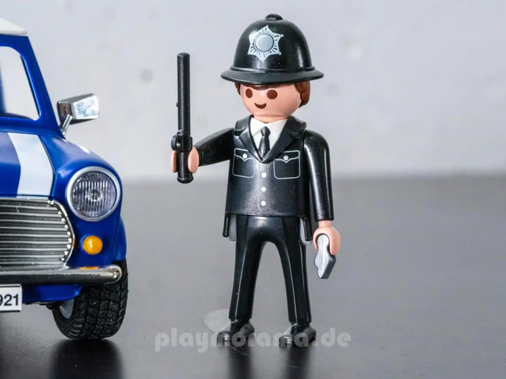 Britischer PLAYMOBIL-Polizist mit schwarzem Helm und Schlagstock