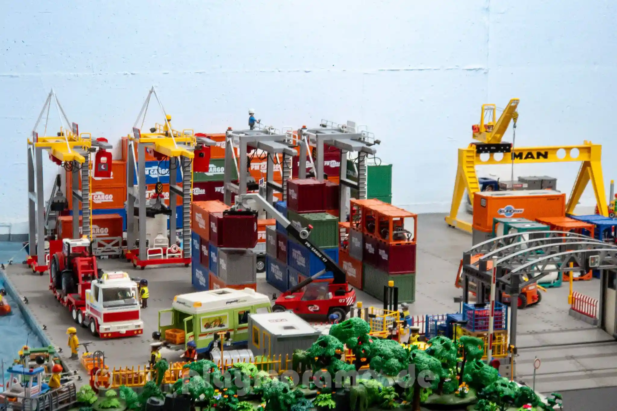 PLAYMOBIL-Containerhafen mit Containerterminal, vier Hafenkränen und Güterabfertigung