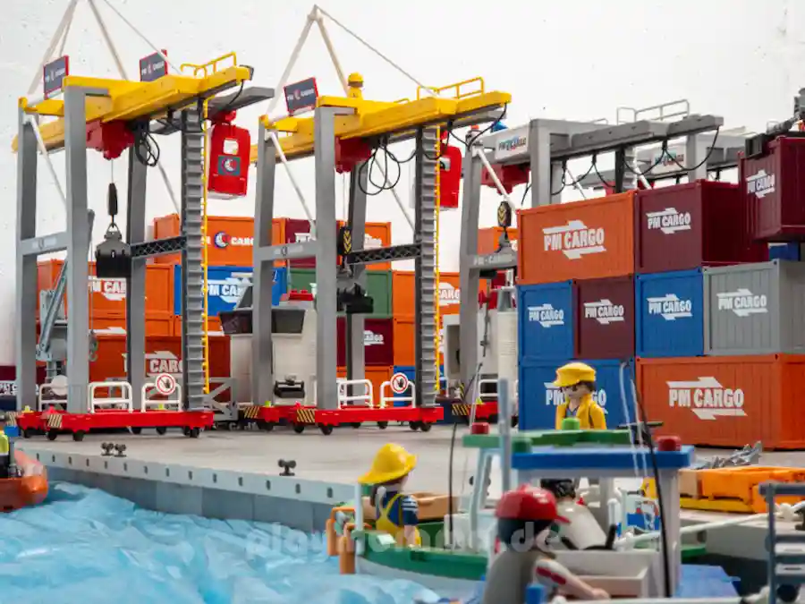 Umgebauter PLAYMOBIL-Hafenkran am Containerterminal
