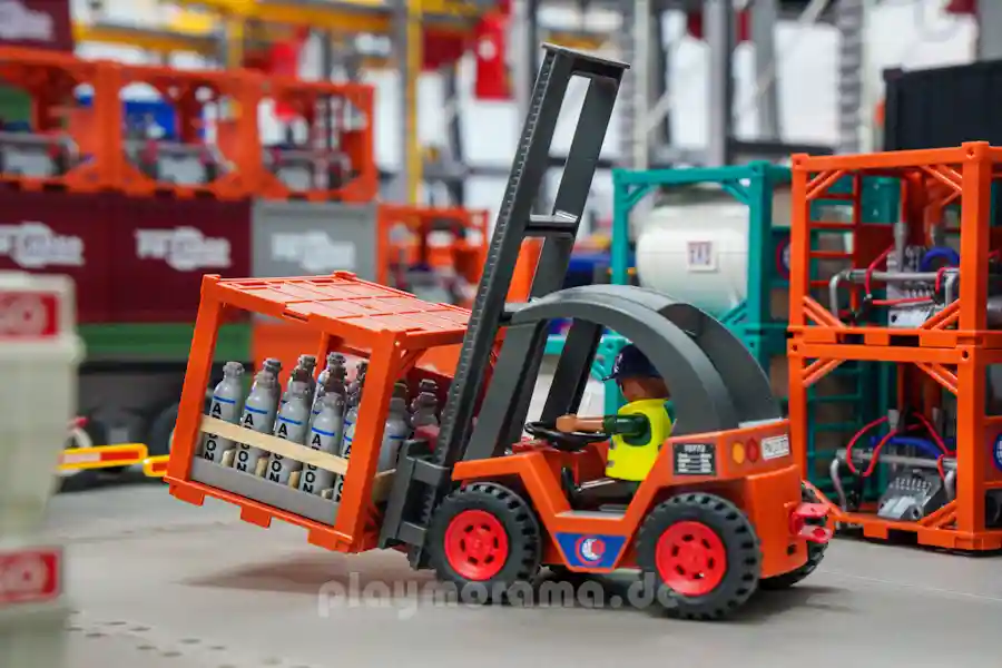 PLAYMOBIL-Gabelstapler mit Gasflaschen im offenen Transportgestell