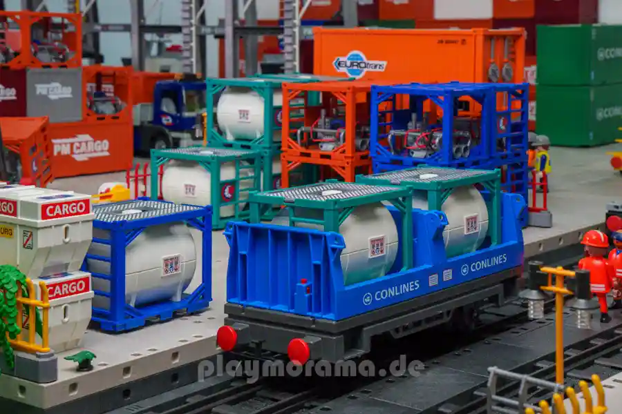 PLAYMOBIL-Tankcontainer und offene Transportgestelle im Hafen