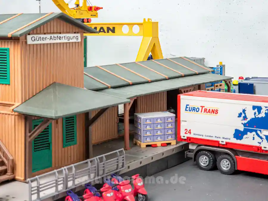 PLAYMOBIL-Güterabfertigung mit Silver-Ranch-Anbau neben zwei Gleisen