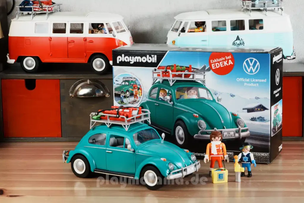 Die EDEKA-Winteredition 2025: Der türkise VW Käfer 72142 bringt zwei Figuren und Zubehör für einen Ausflug in den Schnee mit.