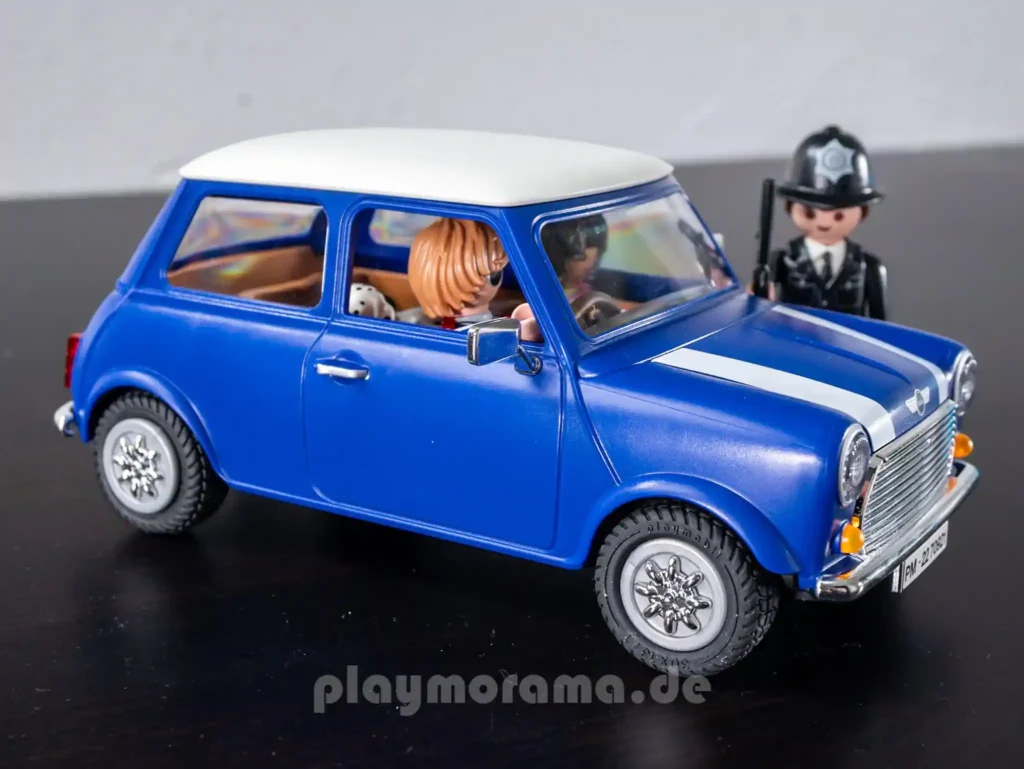 PLAYMOBIL Mini Cooper mit Figuren im Innenraum und Bobby neben dem Fahrzeug.